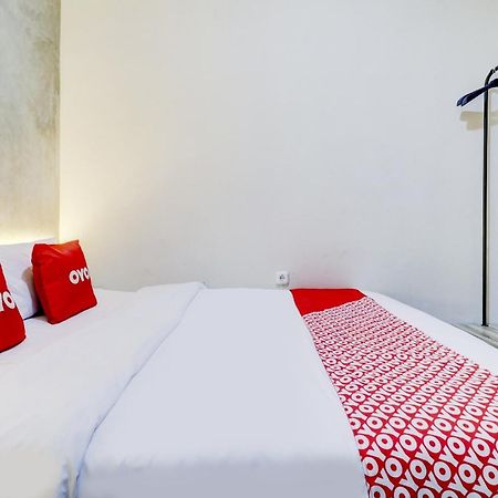 Oyo 90215 Ada Residence Telukjambe Екстериор снимка