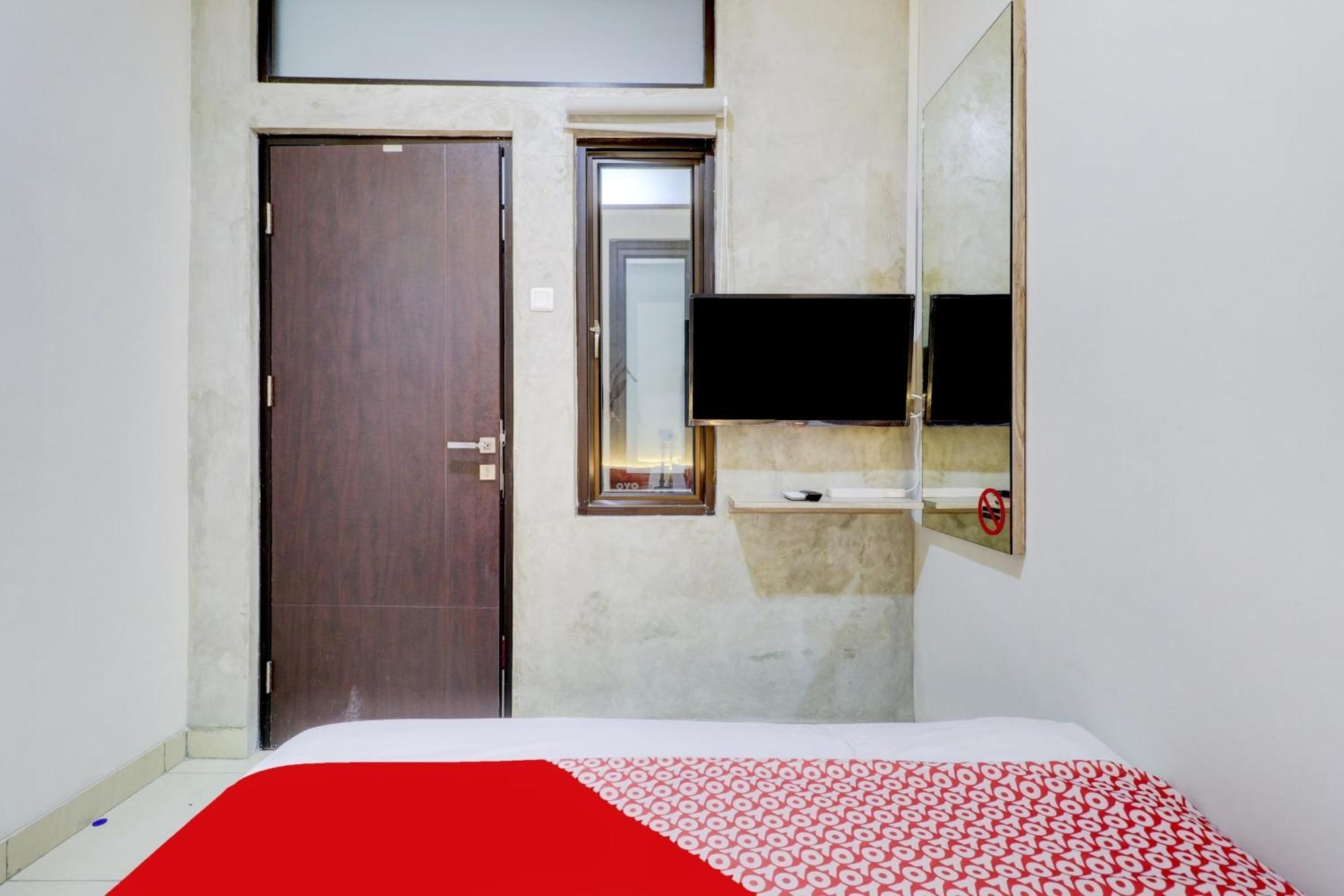 Oyo 90215 Ada Residence Telukjambe Екстериор снимка