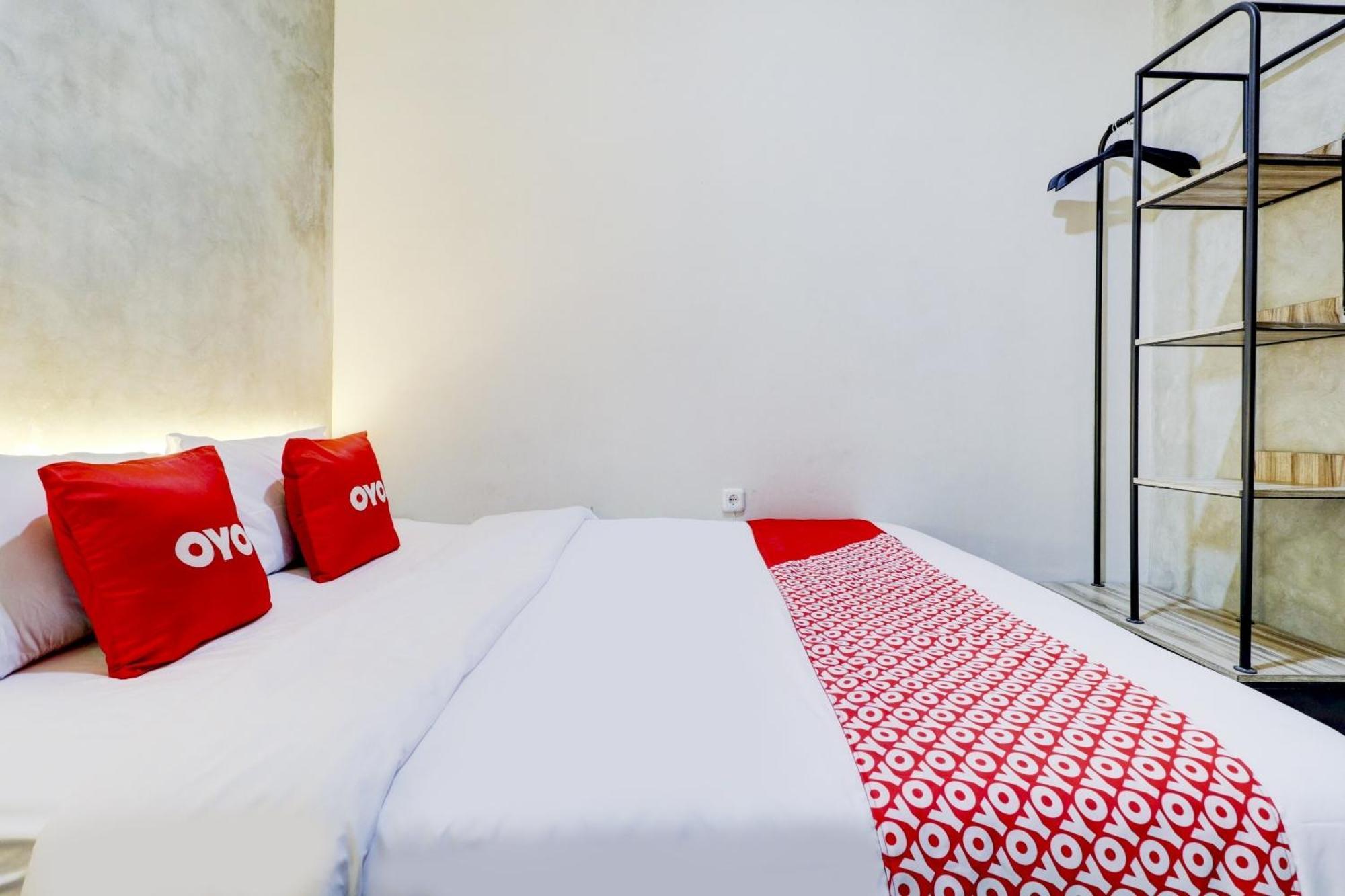 Oyo 90215 Ada Residence Telukjambe Екстериор снимка