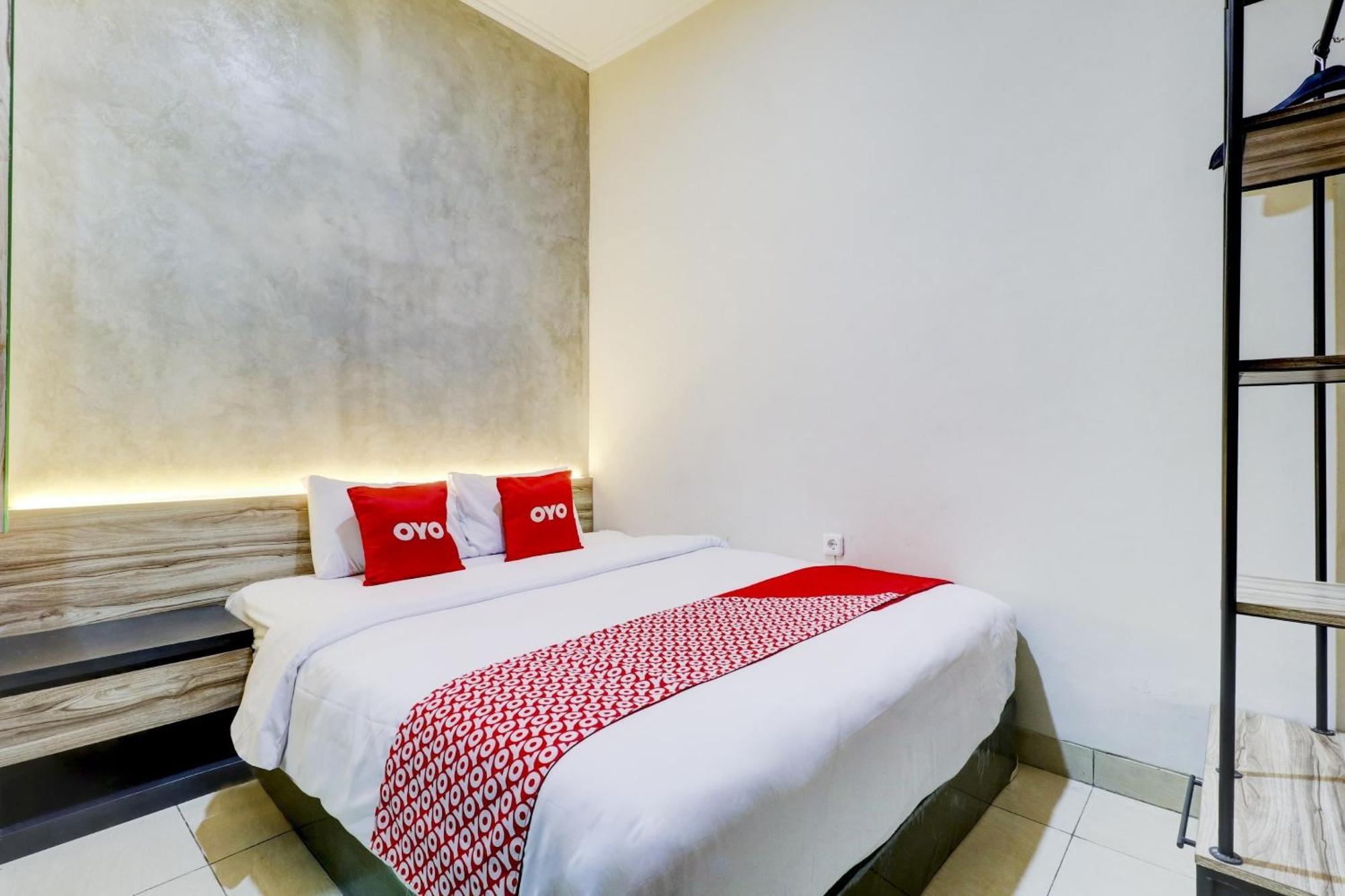 Oyo 90215 Ada Residence Telukjambe Екстериор снимка