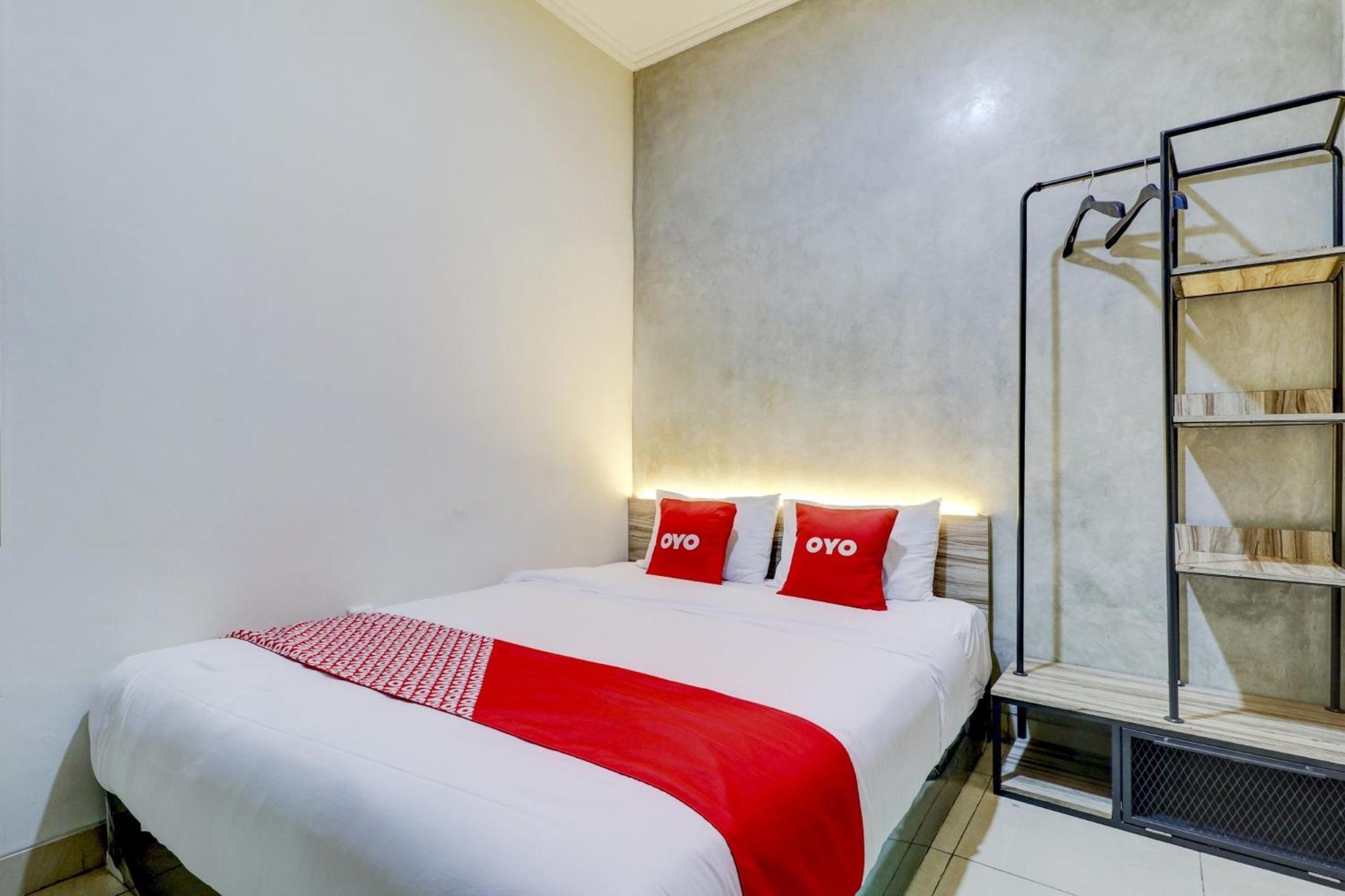 Oyo 90215 Ada Residence Telukjambe Екстериор снимка