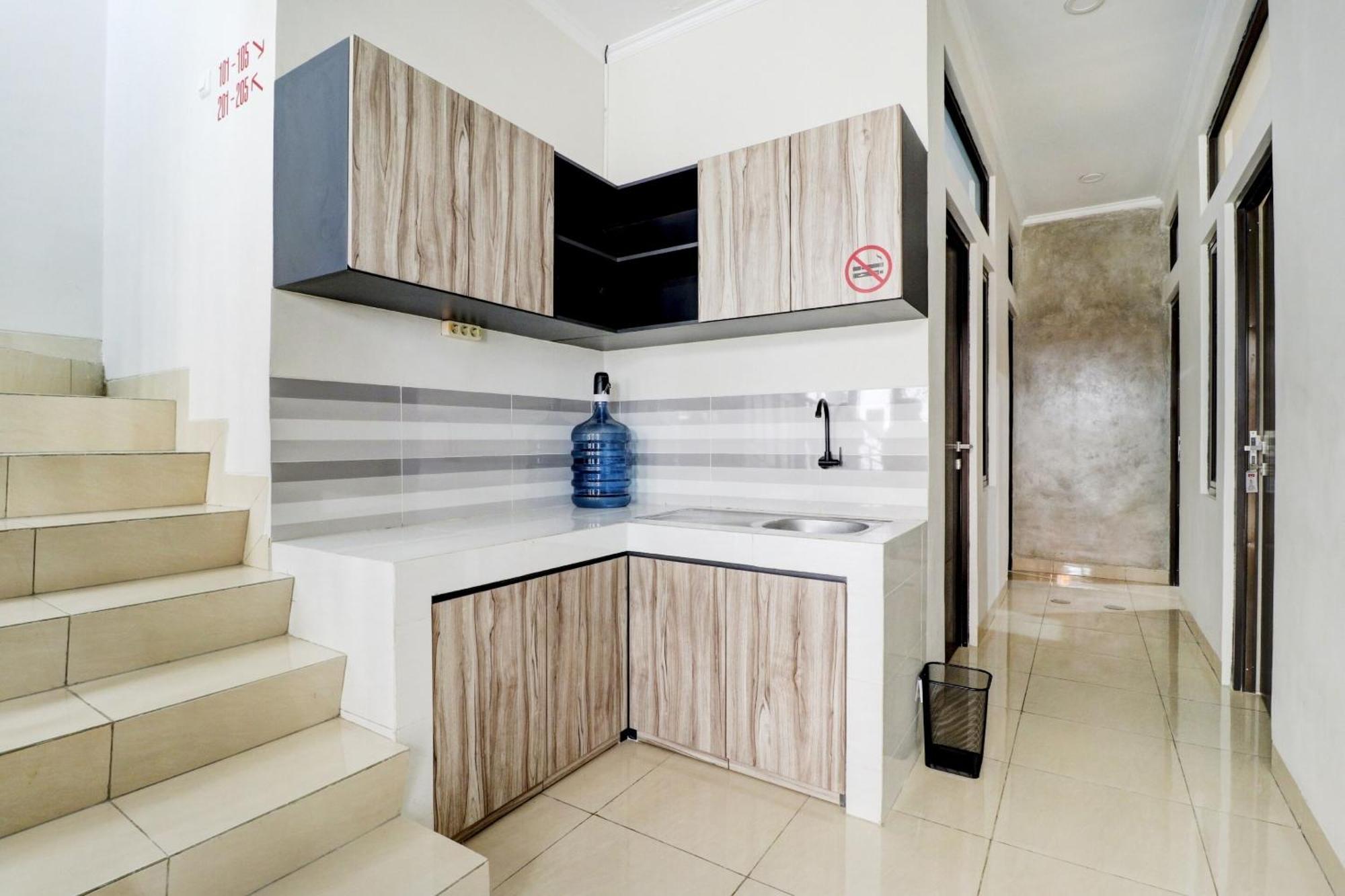 Oyo 90215 Ada Residence Telukjambe Екстериор снимка