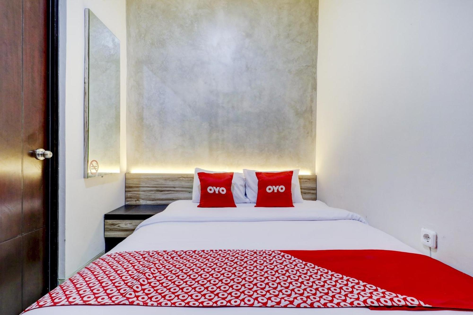Oyo 90215 Ada Residence Telukjambe Екстериор снимка