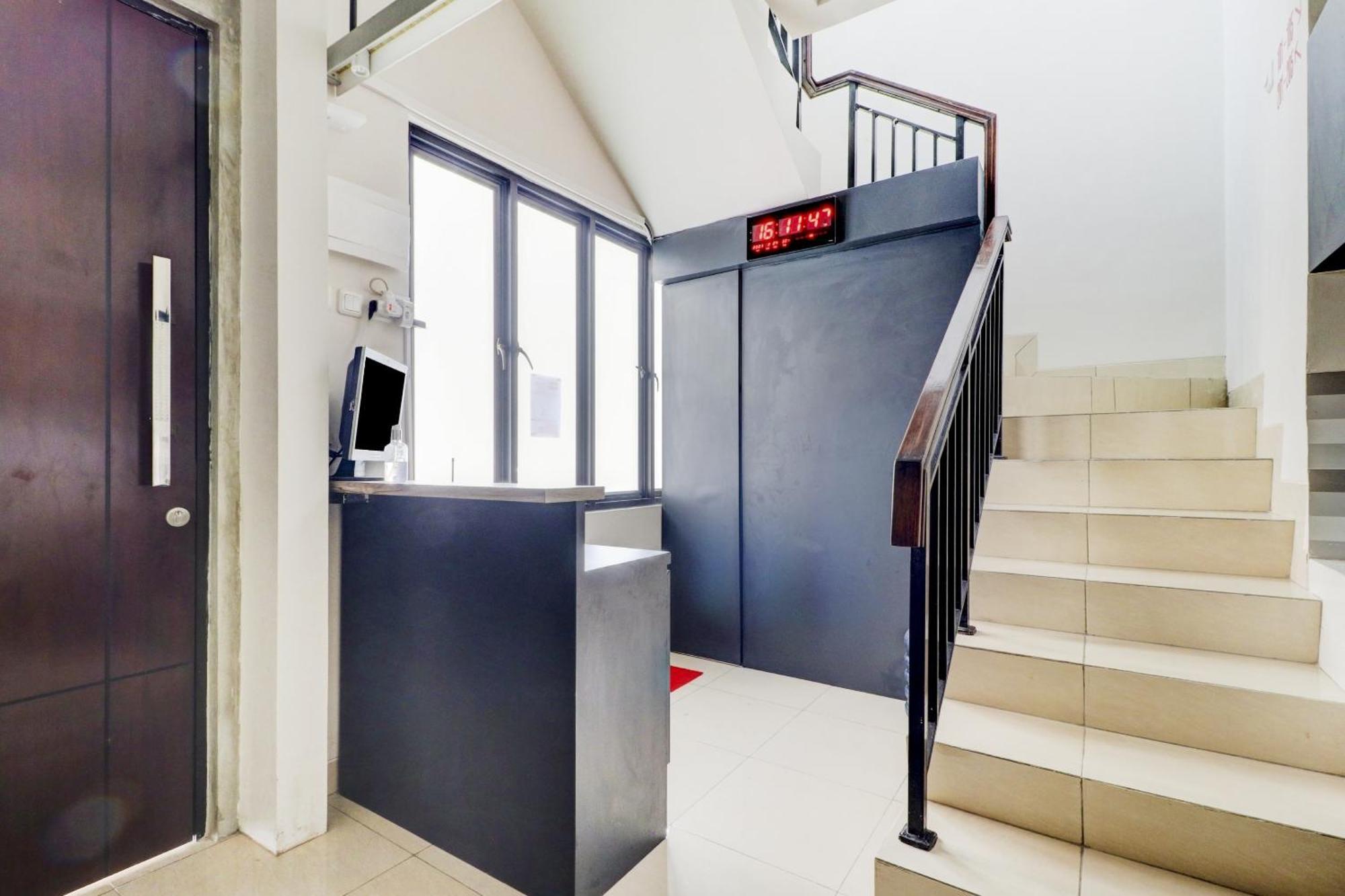 Oyo 90215 Ada Residence Telukjambe Екстериор снимка