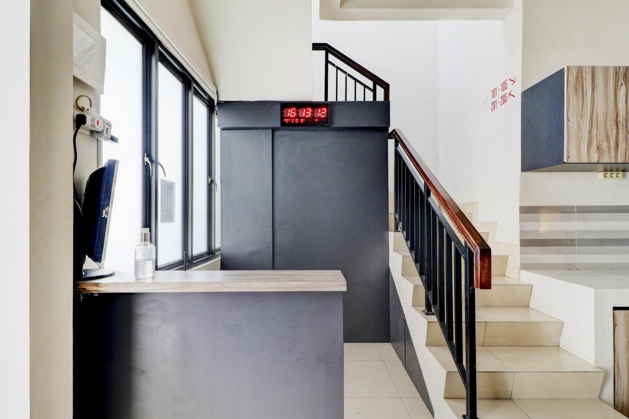Oyo 90215 Ada Residence Telukjambe Екстериор снимка