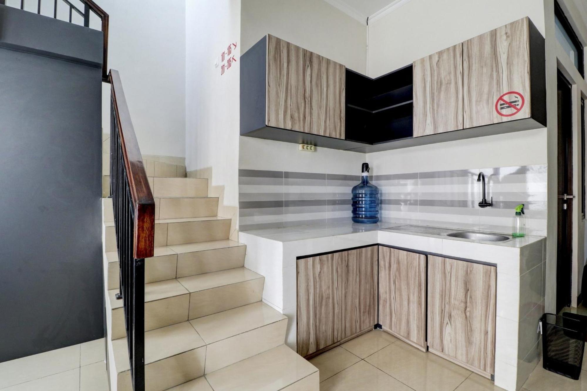Oyo 90215 Ada Residence Telukjambe Екстериор снимка