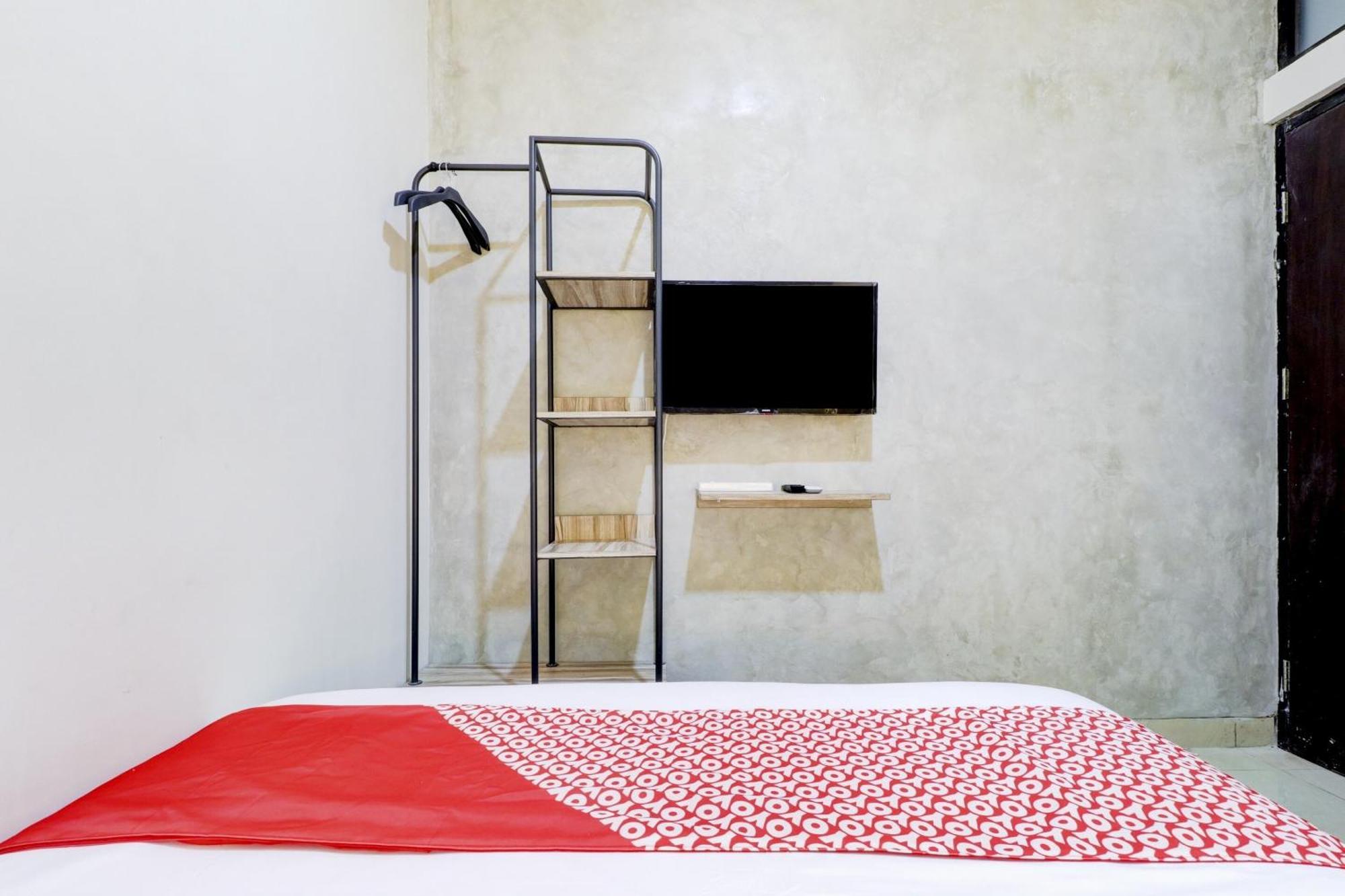 Oyo 90215 Ada Residence Telukjambe Екстериор снимка