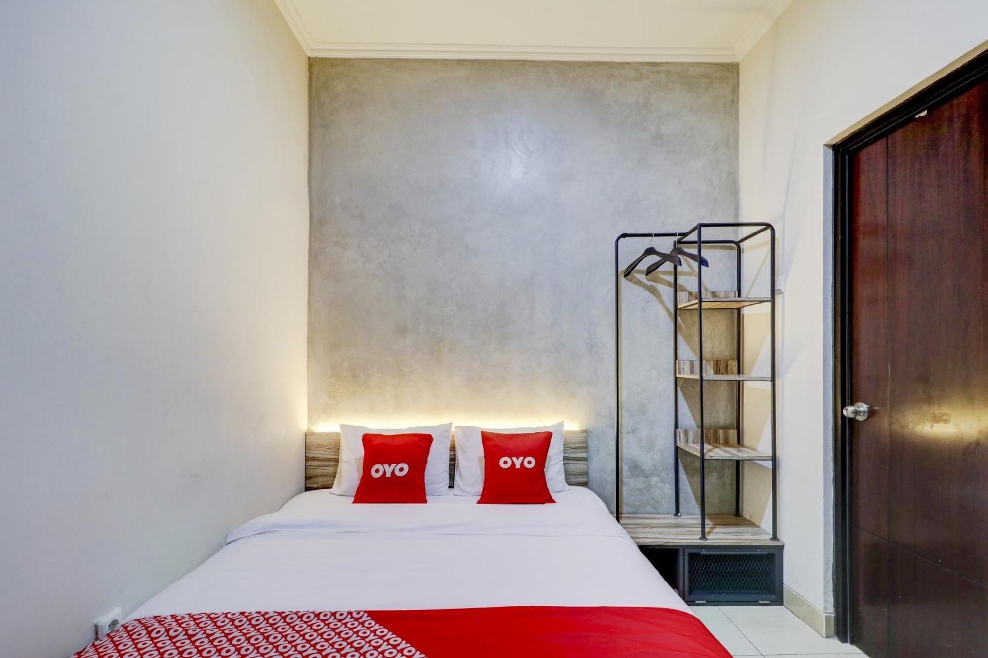 Oyo 90215 Ada Residence Telukjambe Екстериор снимка